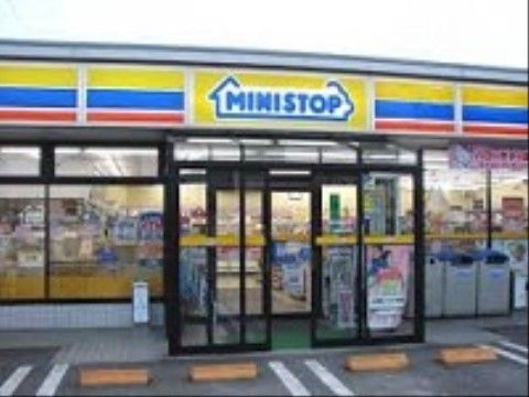 当施設は町中にある都市型ホームで近辺にはお店が多数あり、徒歩圏内にコンビニエンスストアもあるため日用品や軽食のご購入にも便利である。