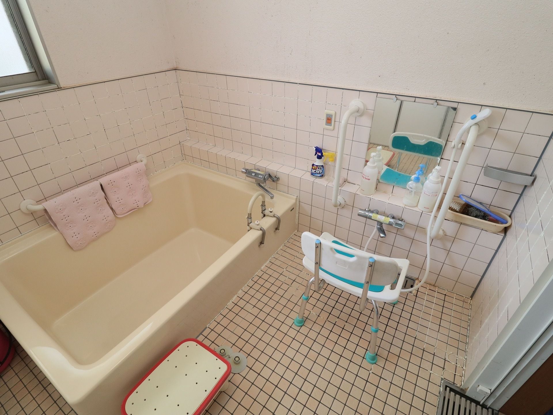 白を基調としたワンルームの部屋になっている。ベッドには布団が敷かれている。ハンガーラックには洋服が掛けられている。