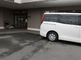 介護施設の外観と駐車場