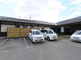 明るい屋外の介護施設の風景