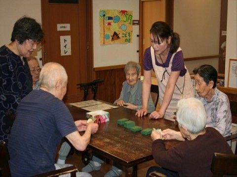 スタッフの声に耳を傾けながら、作業を進めるご入居者様