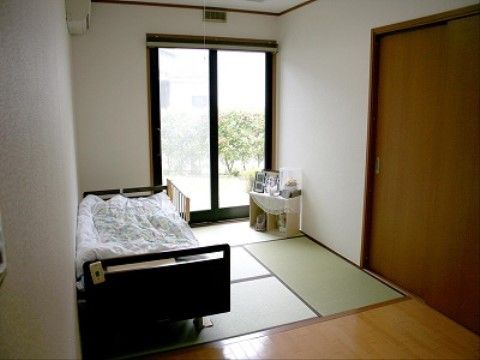 居室は和室を用意している。畳の香りに包まれて自分一人の時間を過ごすこともできる。家具類は持ち込みも自由。