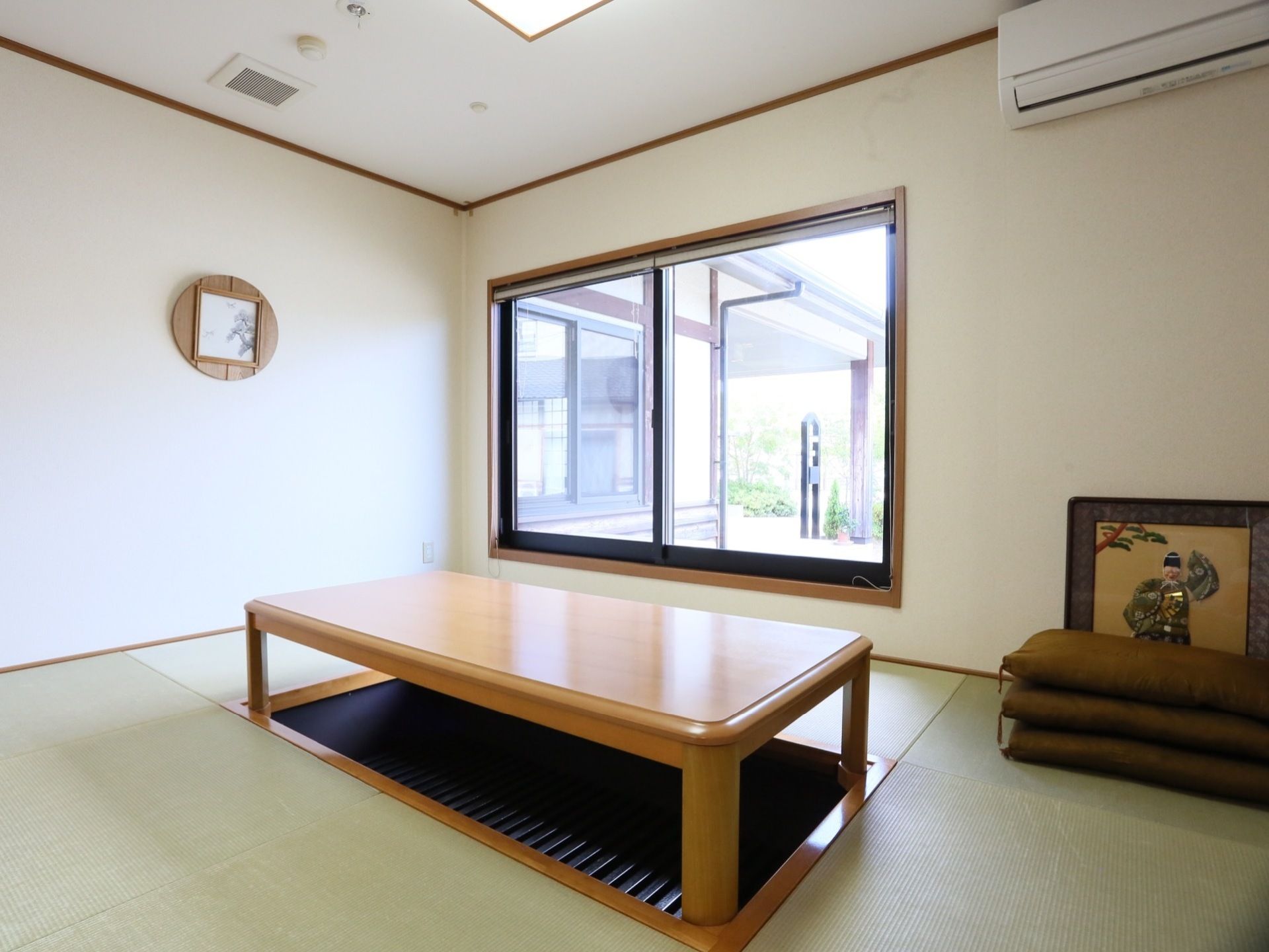 掘りごたつが設置された畳敷きの談話室である。低い位置に窓が設けられ壁には、和室用の壁掛けが掛けられている。