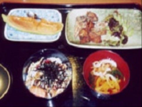 ご飯とお汁、おかず、フルーツという、バランスの整った食事