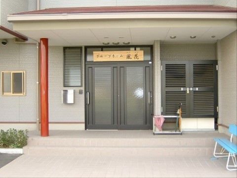 入り口を出たところには、腰を掛けるベンチのある玄関