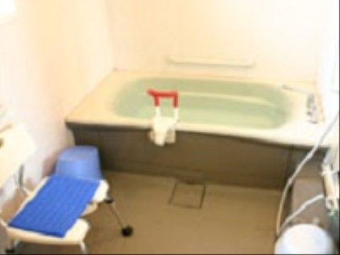 浴室には手すりと椅子を完備していて、安全にご入浴いただける。朝９時から夜９時まで、ご自由にお使いいただける。