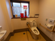 介護施設の明るいトイレスペース