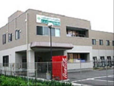 夜間にご来館した際も安心な、電灯の立っている駐車場
