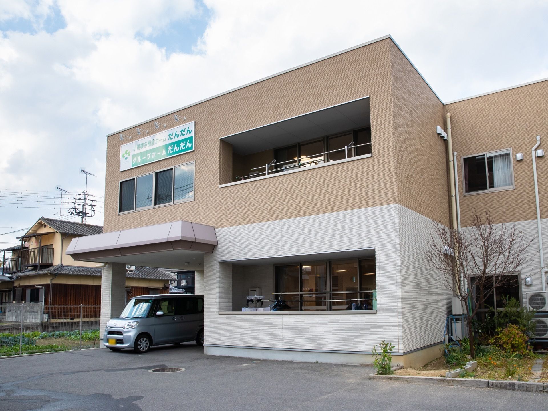 １階部分は白、２階部分は茶色の２階建ての施設である。施設名称が書かれた看板が２階部分に掲示されている。