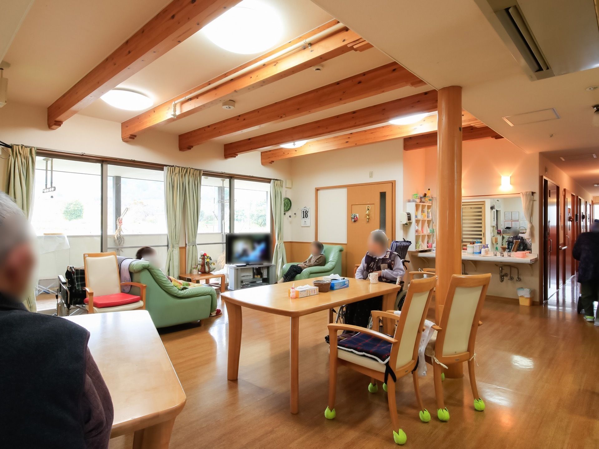 リビングに大きな鏡のついたフットレスタイプの洗面台が設置されており、横の壁には収納棚が取りつけられている。