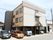 ３階建ての施設が道路に面して建っている。建物１階の一部が駐車場になっており、両脇の空いているスペースにも車が停められるようになっている。