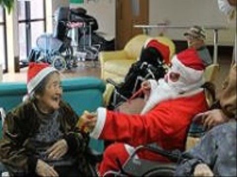 クリスマスに訪れたサンタクロースに笑顔を見せるご入居者様