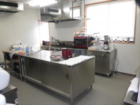 手入れが行き届き、清潔なステンレスの調理台がある厨房で、入居者様に合わせたお食事を毎食ご用意している。