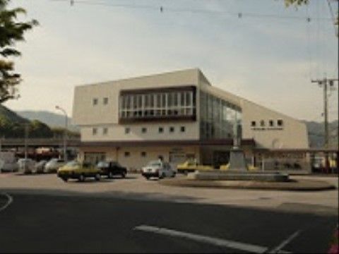 当施設は最寄り駅からバスで来訪できるので、ご家族の方も便利な立地である。バスが難しい方はタクシーも利用できる。