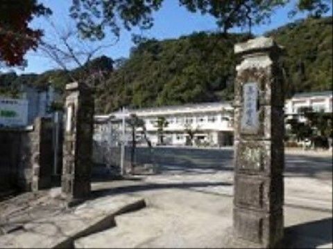 近隣の小学校とも盛んに交流を行う。元気あふれる子供たちと関わり、入居者様も普段とは違う時間をお過ごしいただける。