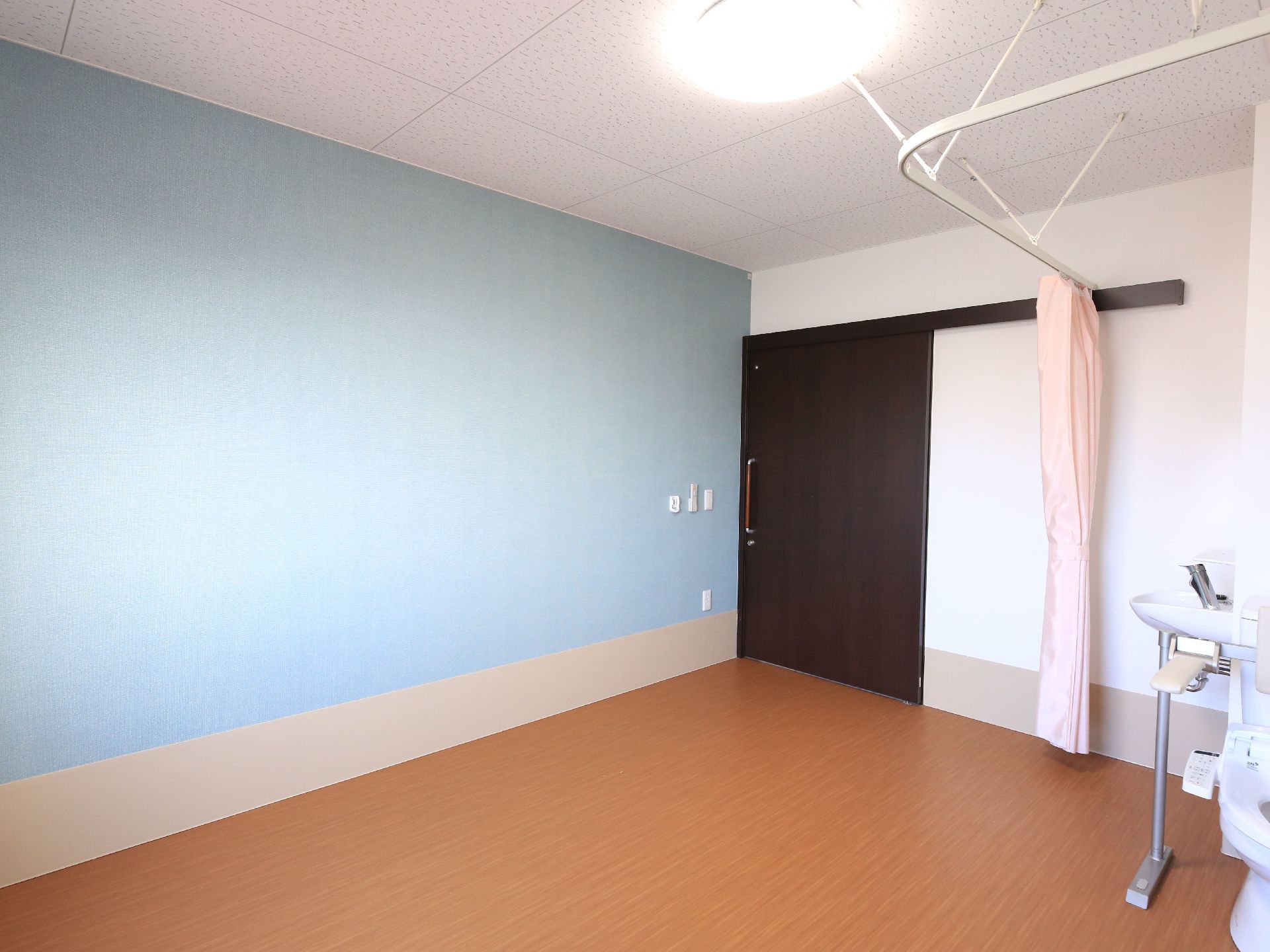 全居室、床はフローリングを採用している。壁は白とブルーの2色使いで、明るい気持ちで過ごすことができる。