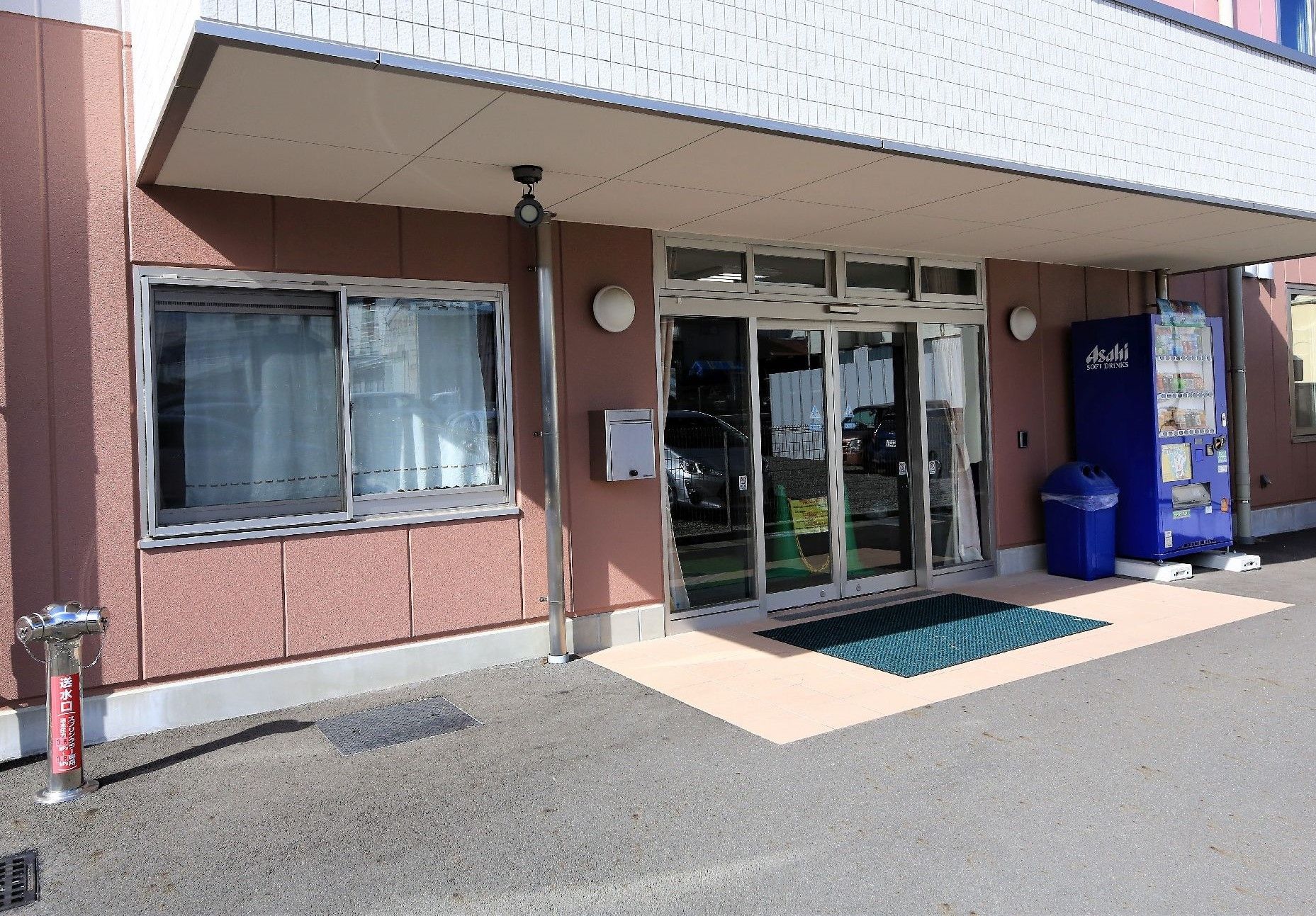 玄関前は広く、バリアフリーとなっている。入り口目の前まで車で移動ができる。屋根付きの玄関になっている。