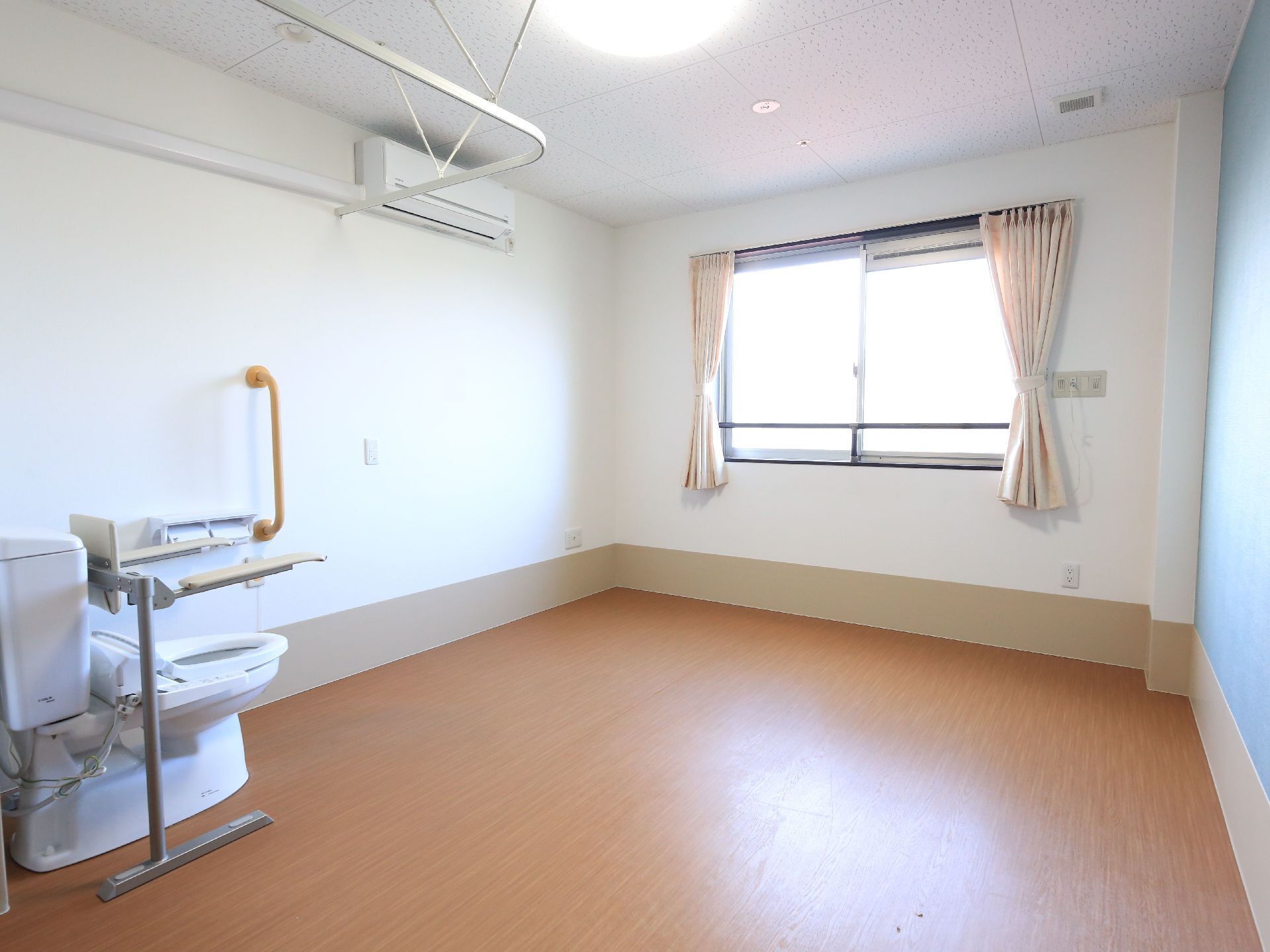 すぐに行きやすいように、カーテンで仕切られたトイレのある個室