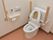 トイレには洗浄付き便座が備え付けられている。また手すりや背もたれ、そして呼び出しボタンなど設備も充実している。