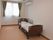 高齢者が入居する部屋には、電動の介護ベッドが設置されている。またエアコンも最初から備え付けられている。