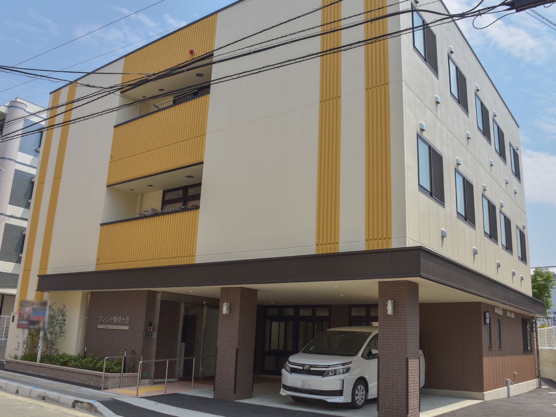3階建ての高齢者向け施設となっていて、入り口のある1階には福祉車両が駐車できる、乗降スペースが設置されている。