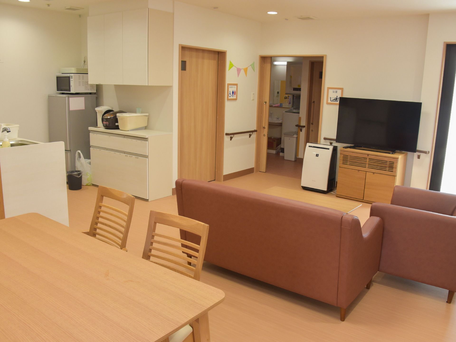 入居者が自由に使える共用エリアには、くつろげるようにソファを設置している。また大型テレビも設置されている。