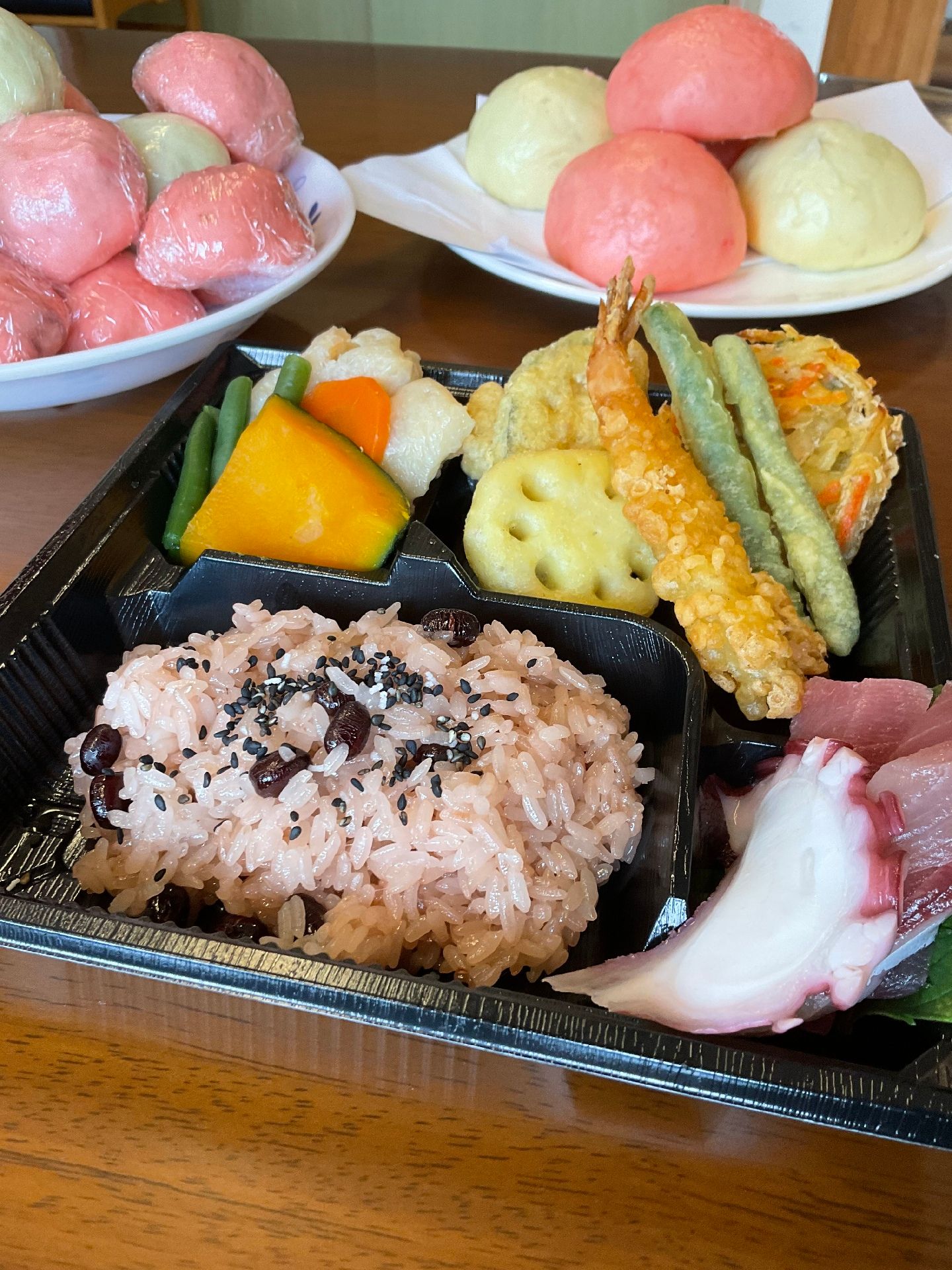 天ぷらや刺身がのっているイベント料理