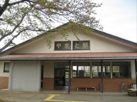 落ち着いた色合いの建物で、どこか懐かしい雰囲気がただよう。目の不自由な方が安心して通行できるよう、黄色の誘導用ブロックが設置されている。