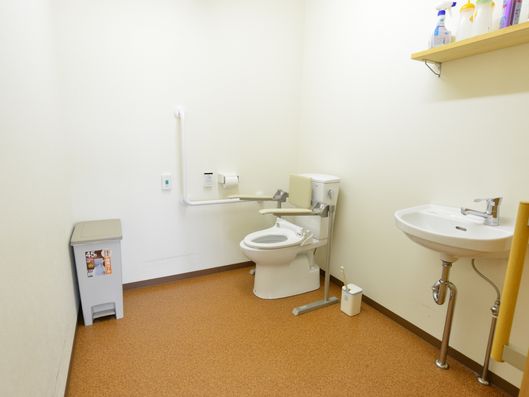 広い空間のあるトイレ