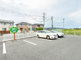 介護施設の広々とした駐車場
