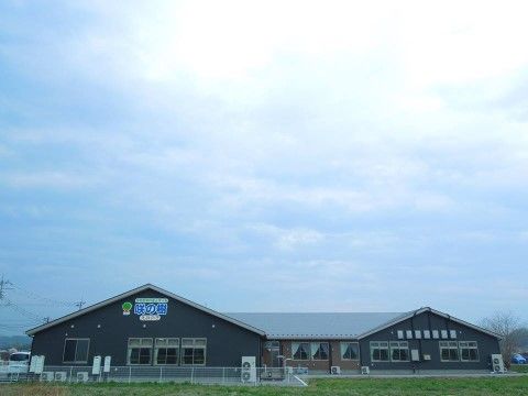 濃いグレーの外装が周囲の風景に溶け込んで、シックでおしゃれな外観