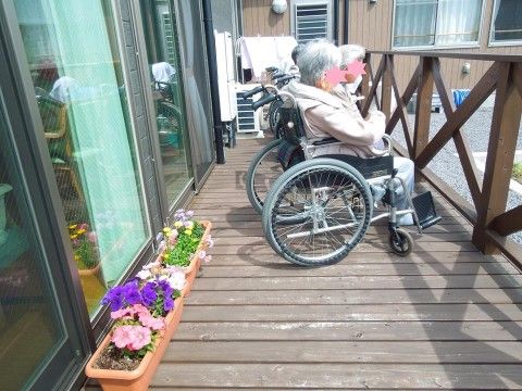 天候に恵まれた日には、のんびり日光浴が楽しめるウッドデッキ