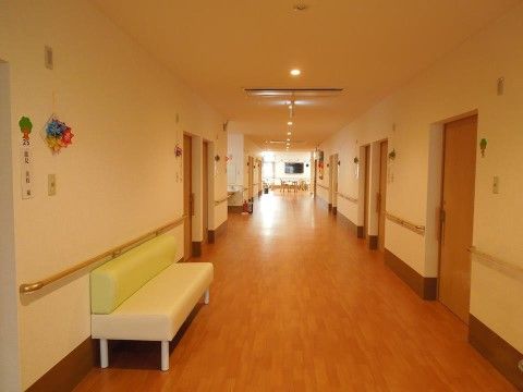 廊下は車椅子をご利用の方同士が、余裕を持ってすれ違うのに十分な幅がある。壁には手すりが完備されているため、安全に通行できる。