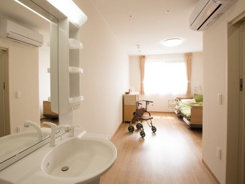 収納棚付きで、機能的なデザインの洗面台が完備された居室