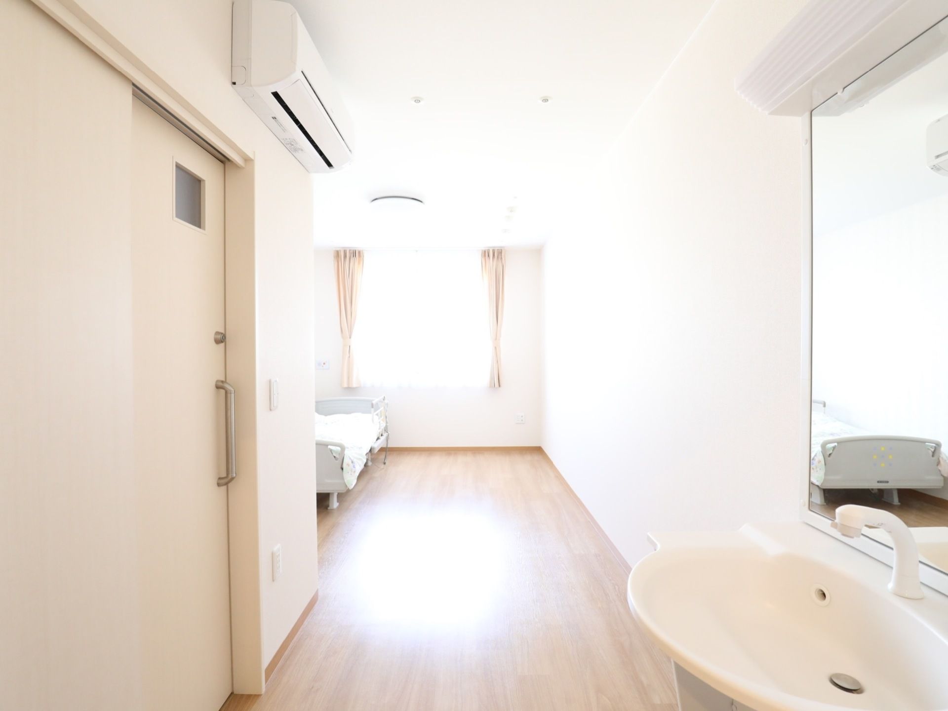 各居室にエアコン、ベッド、洗面台やトイレが備え付けられている。床はフローリングで段差もなく、バリアフリーに配慮した造りになっている。