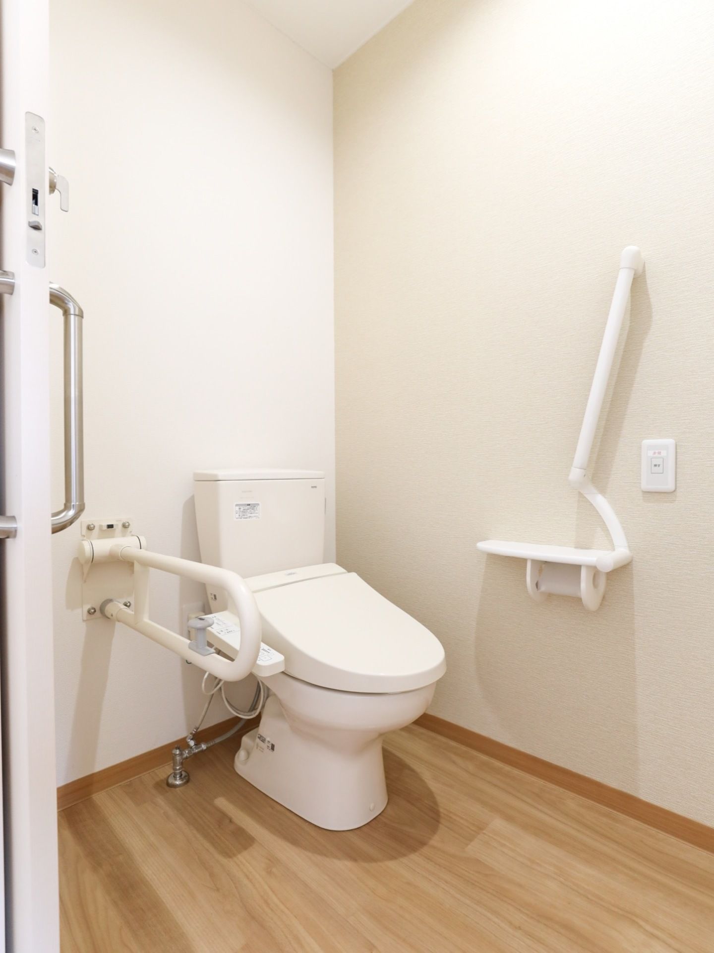 温水洗浄便座器とレバー式手すりを設置したトイレである。快適に用をたすことができ、スペースを広く利用することができる。
