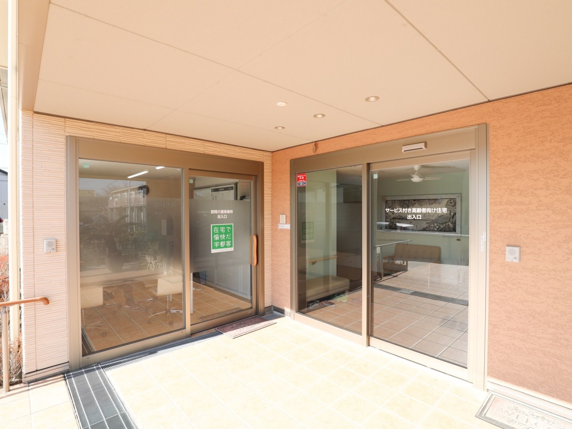 茶色を基調とした外装である。ひさしのあるエントランスにはガラス張りの出入口が２つあり、中の様子が少し見える。
