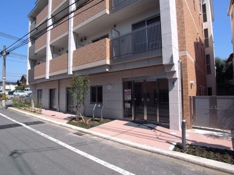 道路沿いの角地に位置しており、周囲に高い建物がなく、日当たりが良い施設