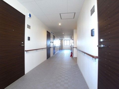 道幅が広々と造られていて、車椅子でも移動のしやすい廊下
