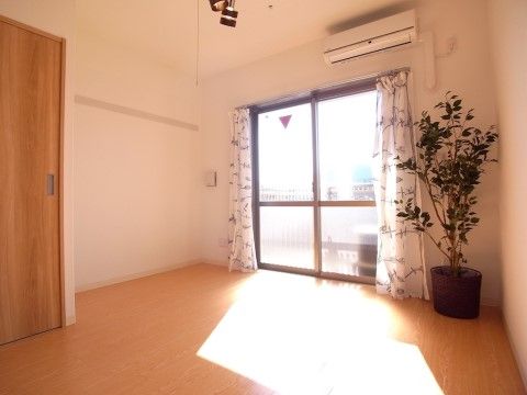 居室には、大きなガラス戸があり日当たり良好で、日向ぼっこも楽しめる空間である。花や観葉植物なども自由に持ち込み、お部屋を飾ることができる。