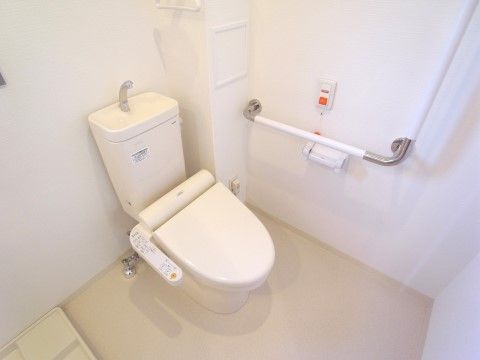 居室に備えたトイレには、壁にエル型の手すりとナースコールを完備し、お一人でも安全にご利用いただける設備を整えている。