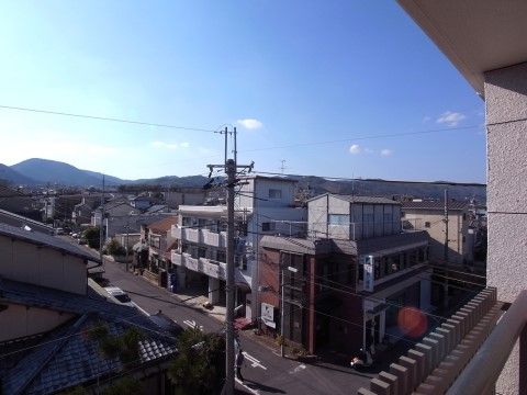 居室の外にはベランダを設けている。周辺の街並みが一望でき、外の空気に触れながらリラックスして、ひとときをお過ごしいただける空間である。