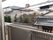 閑静な住宅街にある施設は、1階でも騒音に悩まされることはない。前の道は広く目の前は京都らしい風情の住宅が並んでいる。