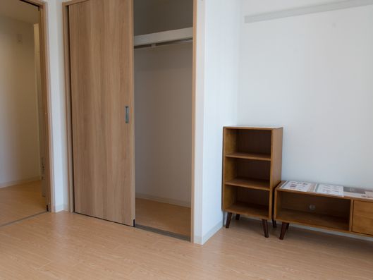 居室に備えられた収納スペースと棚