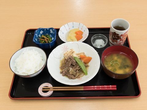 日々の食事は、ご入居様のご意見を出来る限り反映したメニュー作りと季節感のある食材を使用し四季折々の味わいをご提供している。