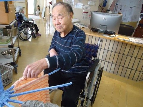 車椅子をご利用の入居者様が、タオルを干している模様
