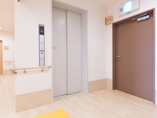 エレベーター前ホールの階段