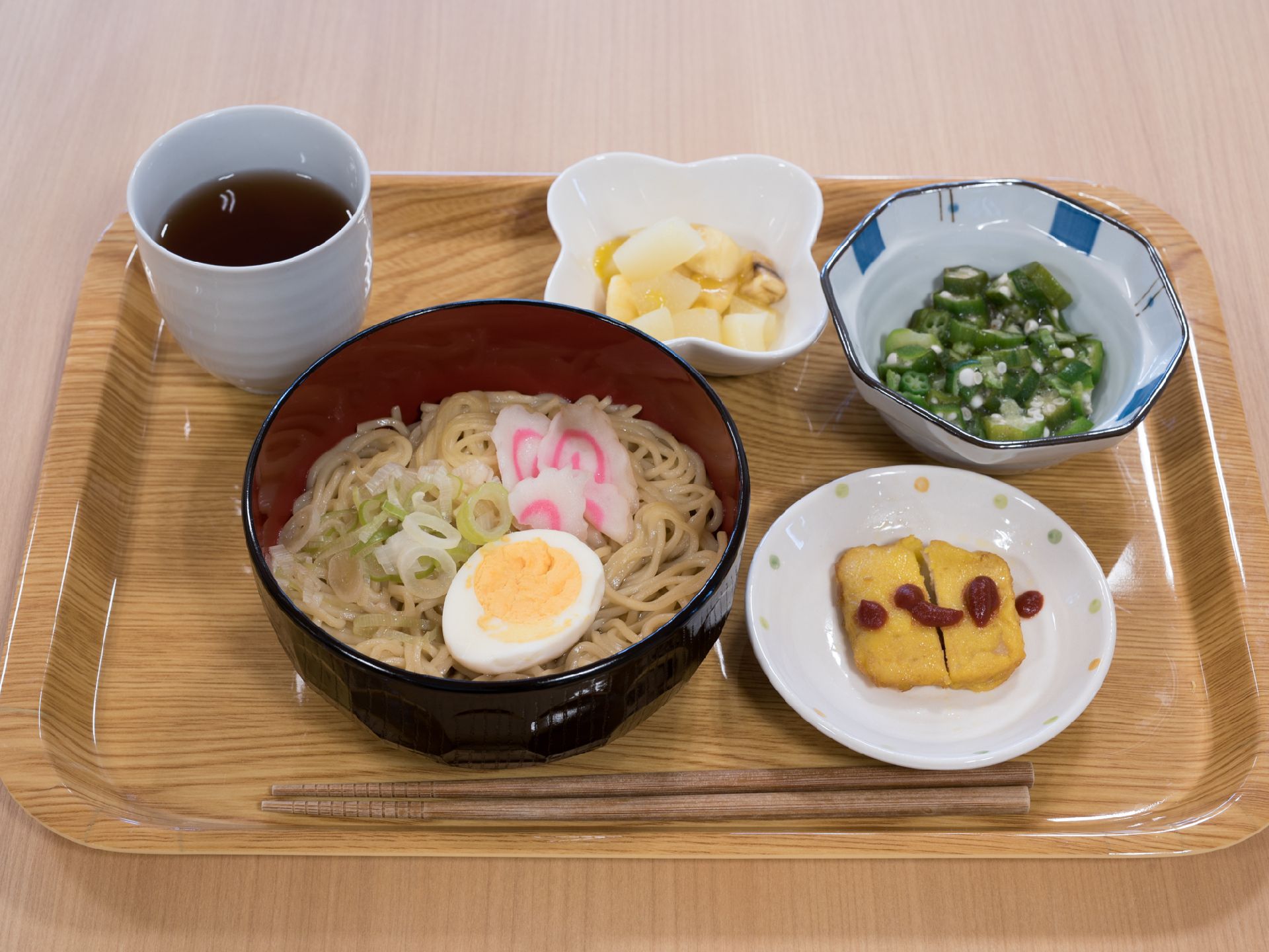 この日のメニューは温かいそばにゆで卵、オクラ、フルーツなどいろいろな食材を使い、栄養バランスの整ったものとなっている。