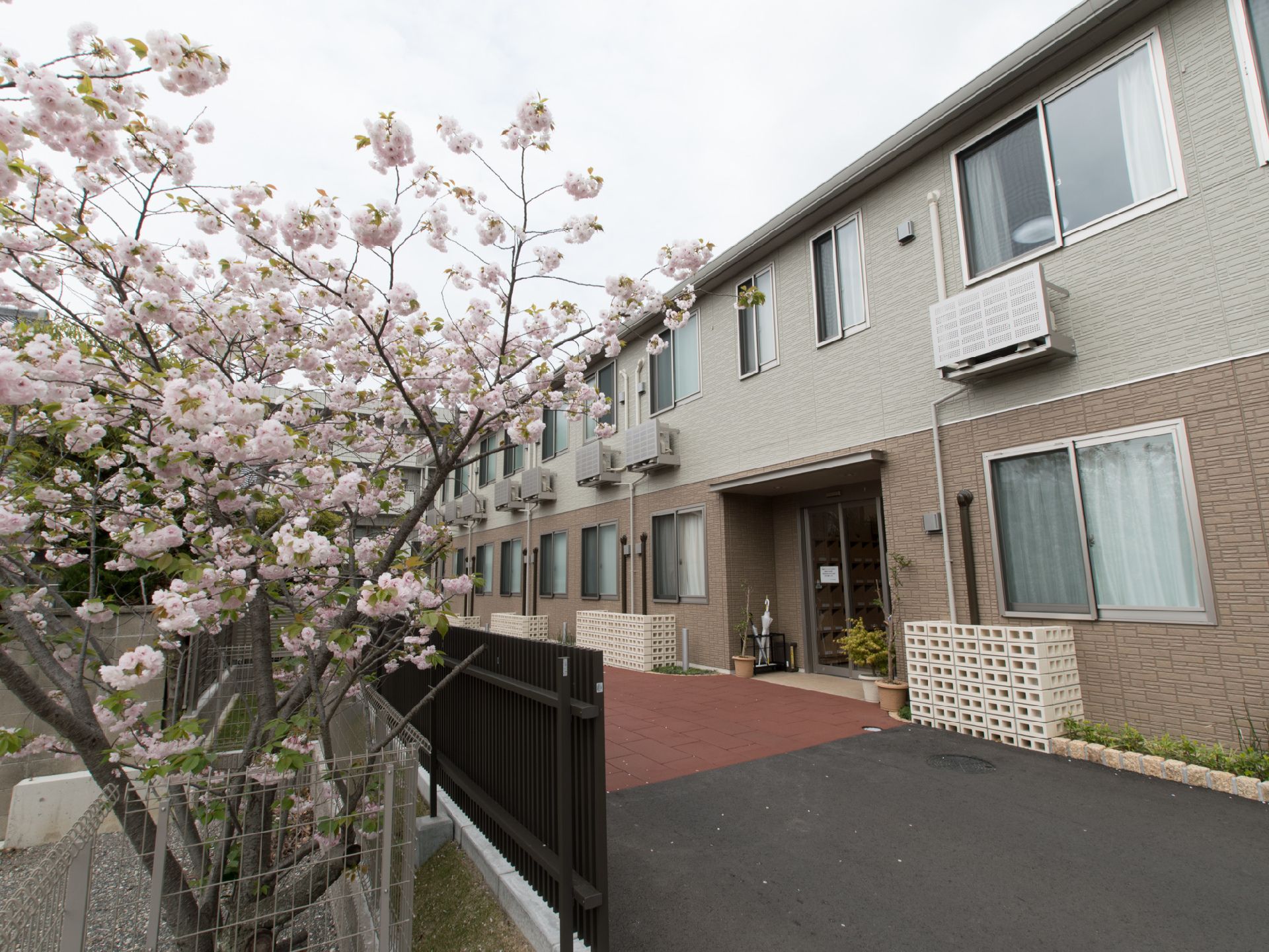 段差がほとんどなく、安全に通行が可能なエントランスの通路