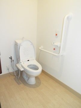 「シニアライフ宇治」の居室内トイレ。動作を助ける手すりを設けている。